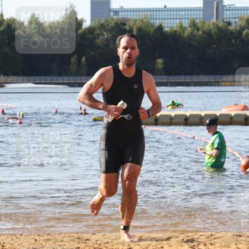 07.09.2025 - 19. Norderstedt Triathlon Luisa Fischer http://msf.ph/oto/8741663 07.09.2025 10:04:36 Schwimmen 1138, 1139 meine-sportfotos.de