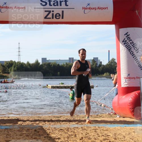 07.09.2025 - 19. Norderstedt Triathlon Luisa Fischer http://msf.ph/oto/8741686 07.09.2025 10:04:38 Schwimmen 1138, 1139 meine-sportfotos.de