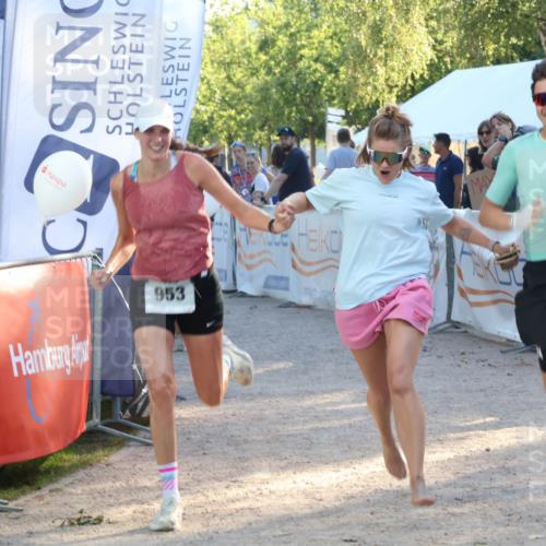 07.09.2025 - 19. Norderstedt Triathlon Luisa Fischer http://msf.ph/oto/8741696 07.09.2025 16:58:40 Ziel 953, 956 meine-sportfotos.de