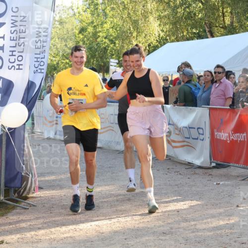 07.09.2025 - 19. Norderstedt Triathlon Luisa Fischer http://msf.ph/oto/8742017 07.09.2025 16:59:11 Ziel 949, 1558, 1560 meine-sportfotos.de
