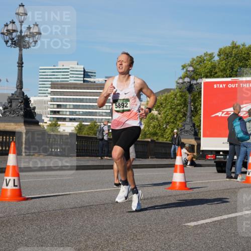 07.09.2025 - BARMER Alsterlauf Yannick Fuchs http://msf.ph/oto/8742018 07.09.2025 09:28:19 Laufen 5892 meine-sportfotos.de