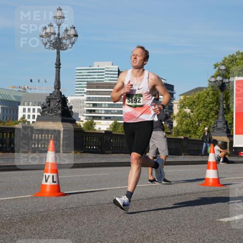 07.09.2025 - BARMER Alsterlauf Yannick Fuchs http://msf.ph/oto/8742028 07.09.2025 09:28:19 Laufen 5892 meine-sportfotos.de