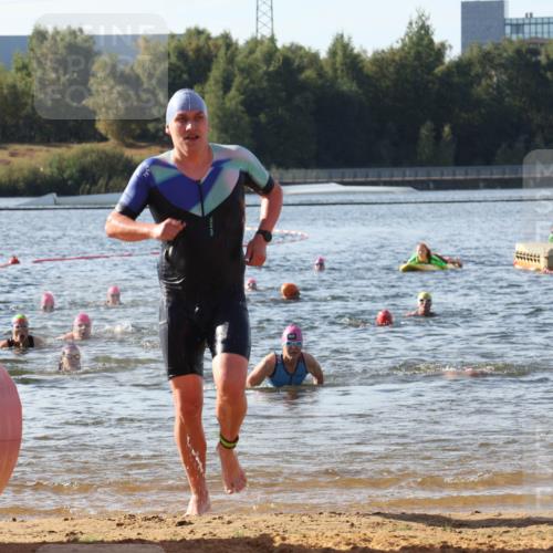 07.09.2025 - 19. Norderstedt Triathlon Luisa Fischer http://msf.ph/oto/8742087 07.09.2025 10:05:33 Schwimmen 1127, 1141 meine-sportfotos.de