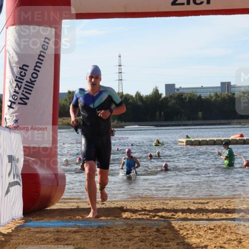 07.09.2025 - 19. Norderstedt Triathlon Luisa Fischer http://msf.ph/oto/8742124 07.09.2025 10:05:35 Schwimmen 1127, 1141 meine-sportfotos.de
