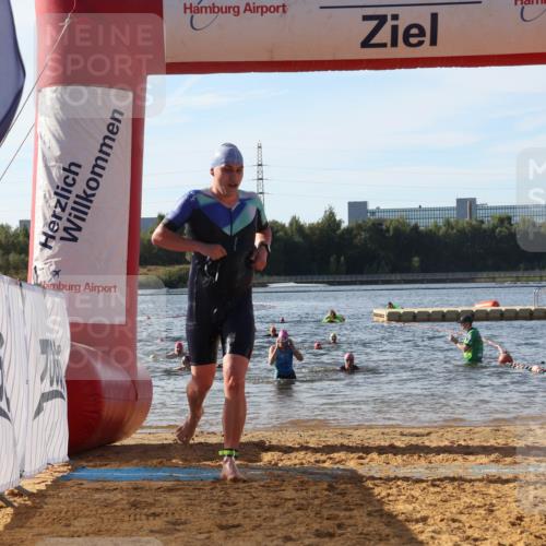 07.09.2025 - 19. Norderstedt Triathlon Luisa Fischer http://msf.ph/oto/8742128 07.09.2025 10:05:35 Schwimmen 1127, 1141 meine-sportfotos.de