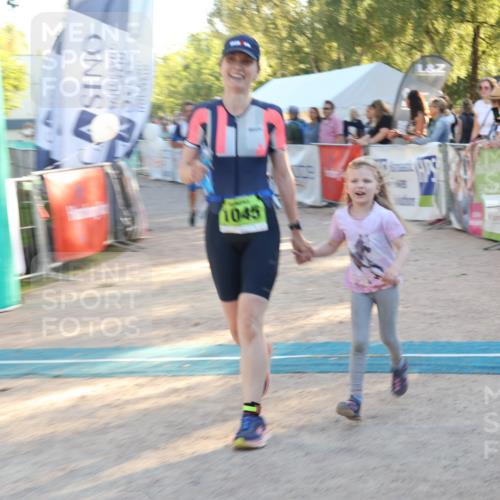 07.09.2025 - 19. Norderstedt Triathlon Luisa Fischer http://msf.ph/oto/8742384 07.09.2025 16:59:58 Ziel 1045, 1568 meine-sportfotos.de