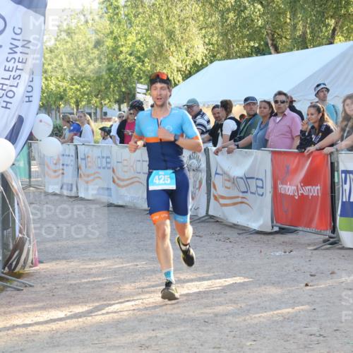 07.09.2025 - 19. Norderstedt Triathlon Luisa Fischer http://msf.ph/oto/8742720 07.09.2025 17:01:19 Ziel 425 meine-sportfotos.de