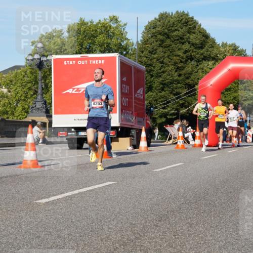 07.09.2025 - BARMER Alsterlauf Yannick Fuchs http://msf.ph/oto/8742889 07.09.2025 09:28:52 Laufen 4252 meine-sportfotos.de