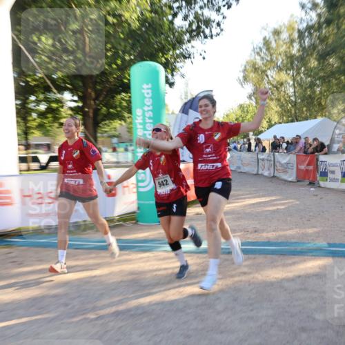 07.09.2025 - 19. Norderstedt Triathlon Luisa Fischer http://msf.ph/oto/8743208 07.09.2025 17:04:12 Ziel 942 meine-sportfotos.de