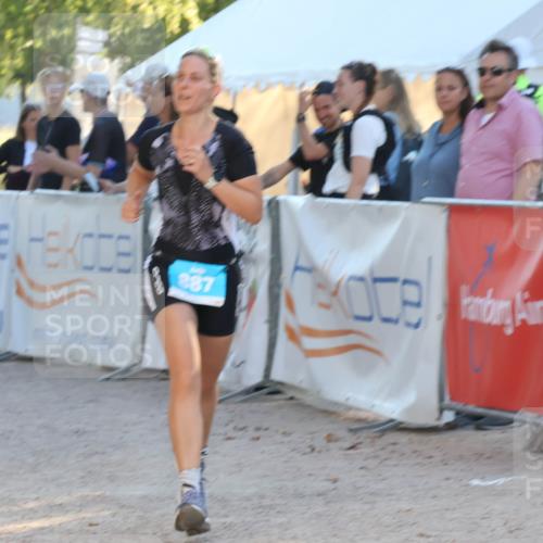 07.09.2025 - 19. Norderstedt Triathlon Luisa Fischer http://msf.ph/oto/8743240 07.09.2025 17:05:51 Ziel 885, 887 meine-sportfotos.de