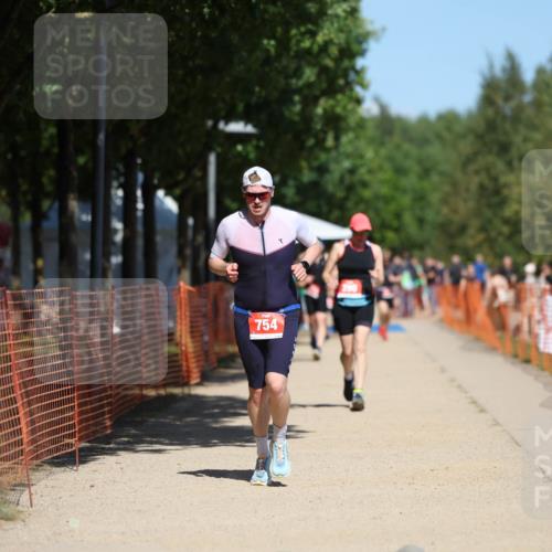 07.09.2025 - 19. Norderstedt Triathlon Michael Strokosch http://msf.ph/oto/8743311 07.09.2025 13:08:54 Laufen 220, 290, 713, 754 meine-sportfotos.de