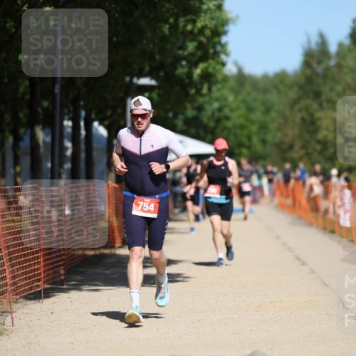 07.09.2025 - 19. Norderstedt Triathlon Michael Strokosch http://msf.ph/oto/8743336 07.09.2025 13:08:55 Laufen 220, 290, 713, 754 meine-sportfotos.de