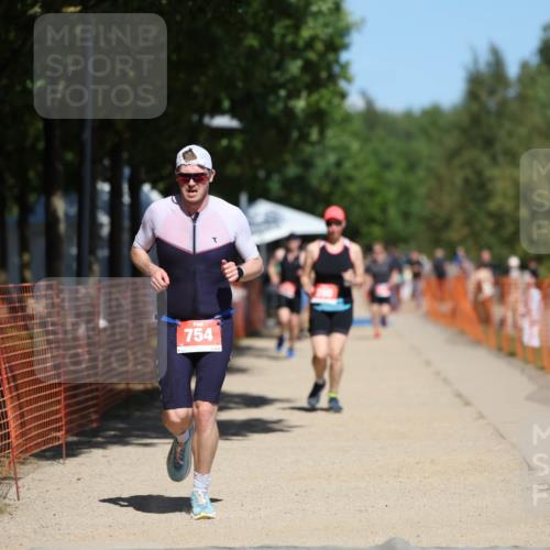 07.09.2025 - 19. Norderstedt Triathlon Michael Strokosch http://msf.ph/oto/8743364 07.09.2025 13:08:55 Laufen 220, 290, 713, 754 meine-sportfotos.de