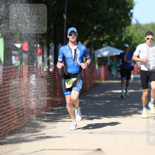 07.09.2025 - 19. Norderstedt Triathlon Michael Strokosch http://msf.ph/oto/8743901 07.09.2025 14:43:43 Laufen 1008, 1038, 1041, 1421 meine-sportfotos.de