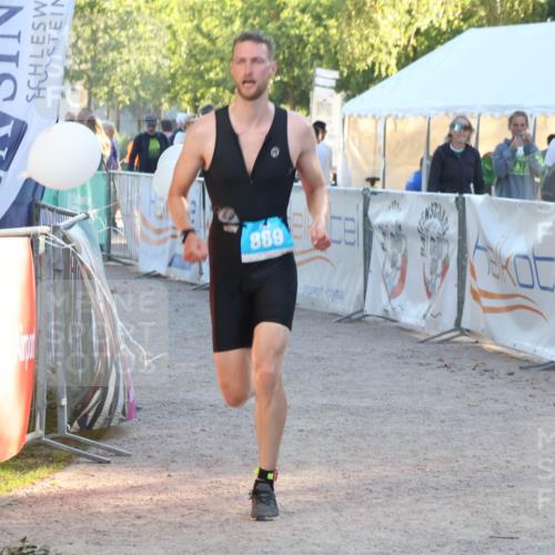 07.09.2025 - 19. Norderstedt Triathlon Luisa Fischer http://msf.ph/oto/8744406 07.09.2025 17:13:28 Ziel 889 meine-sportfotos.de