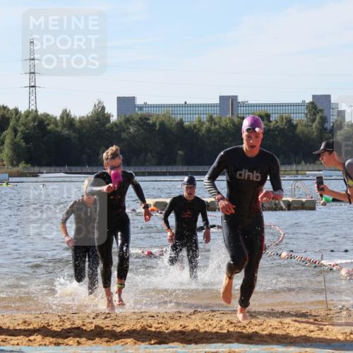 07.09.2025 - 19. Norderstedt Triathlon Luisa Fischer http://msf.ph/oto/8747396 07.09.2025 10:49:00 Schwimmen 1163, 1165, 1168, 1185, 1191 meine-sportfotos.de