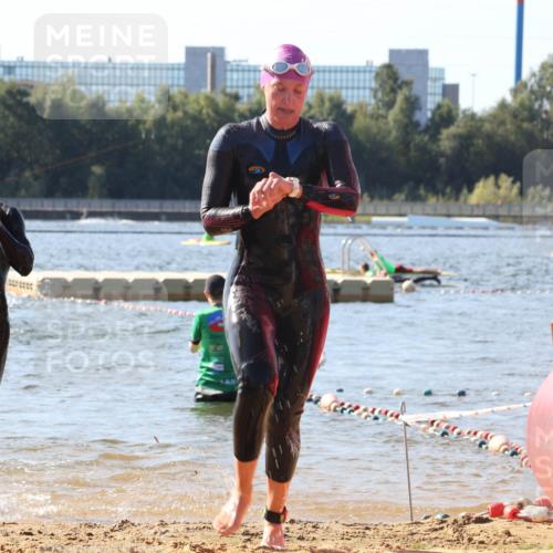 07.09.2025 - 19. Norderstedt Triathlon Luisa Fischer http://msf.ph/oto/8747603 07.09.2025 10:49:39 Schwimmen 225, 231, 1188 meine-sportfotos.de