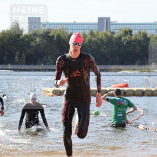 07.09.2025 - 19. Norderstedt Triathlon Luisa Fischer http://msf.ph/oto/8747691 07.09.2025 10:49:59 Schwimmen 1158, 1171, 1176 meine-sportfotos.de