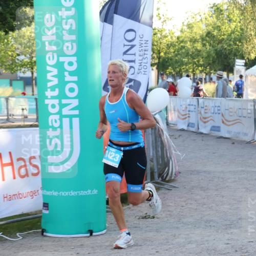 07.09.2025 - 19. Norderstedt Triathlon Luisa Fischer http://msf.ph/oto/8748220 07.09.2025 17:42:40 Ziel 1423 meine-sportfotos.de