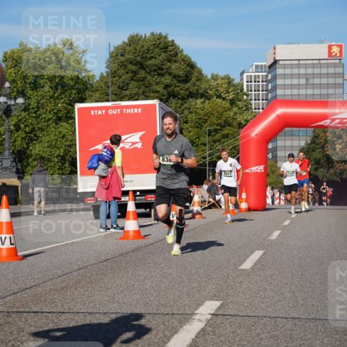 07.09.2025 - BARMER Alsterlauf Yannick Fuchs http://msf.ph/oto/8750508 07.09.2025 09:34:56 Laufen 838, 6013 meine-sportfotos.de