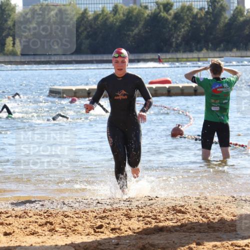 07.09.2025 - 19. Norderstedt Triathlon Luisa Fischer http://msf.ph/oto/8752987 07.09.2025 15:36:09 Schwimmen 1050, 1059, 1075 meine-sportfotos.de