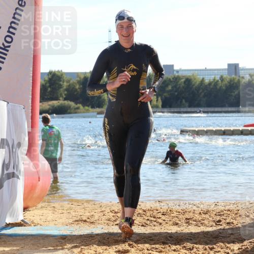 07.09.2025 - 19. Norderstedt Triathlon Luisa Fischer http://msf.ph/oto/8753326 07.09.2025 15:37:12 Schwimmen 1052, 1091, 1096 meine-sportfotos.de