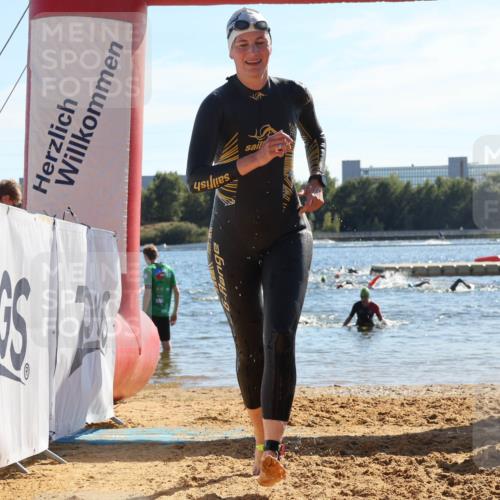 07.09.2025 - 19. Norderstedt Triathlon Luisa Fischer http://msf.ph/oto/8753333 07.09.2025 15:37:13 Schwimmen 1052, 1091, 1096 meine-sportfotos.de