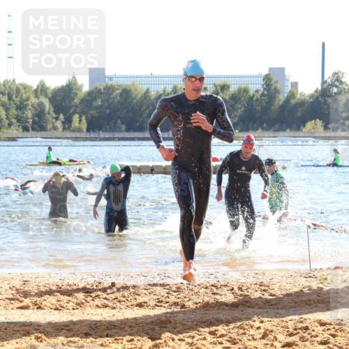 07.09.2025 - 19. Norderstedt Triathlon Luisa Fischer http://msf.ph/oto/8754389 07.09.2025 15:40:00 Schwimmen 1573, 1620, 1625 meine-sportfotos.de