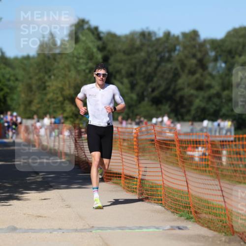 07.09.2025 - 19. Norderstedt Triathlon Michael Strokosch http://msf.ph/oto/8754555 07.09.2025 14:52:43 Laufen 1421, 1468 meine-sportfotos.de