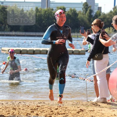 07.09.2025 - 19. Norderstedt Triathlon Luisa Fischer http://msf.ph/oto/8754638 07.09.2025 11:43:33 Schwimmen 165, 261, 699 meine-sportfotos.de