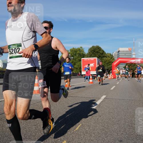 07.09.2025 - BARMER Alsterlauf Yannick Fuchs http://msf.ph/oto/8755376 07.09.2025 09:37:51 Laufen 5202, 702, 5288 meine-sportfotos.de