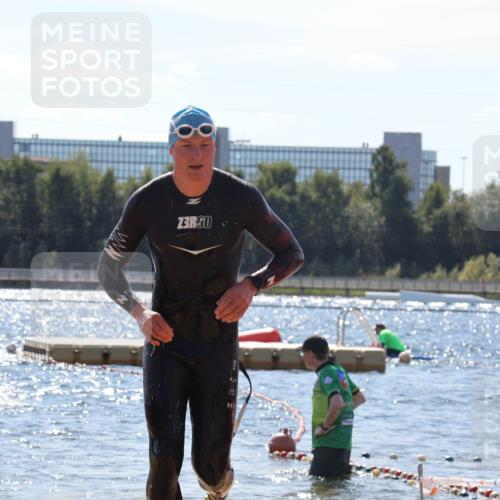 07.09.2025 - 19. Norderstedt Triathlon Luisa Fischer http://msf.ph/oto/8756761 07.09.2025 13:29:56 Schwimmen 978, 988 meine-sportfotos.de