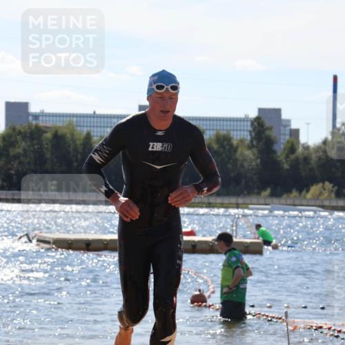 07.09.2025 - 19. Norderstedt Triathlon Luisa Fischer http://msf.ph/oto/8756766 07.09.2025 13:29:57 Schwimmen 978, 988 meine-sportfotos.de