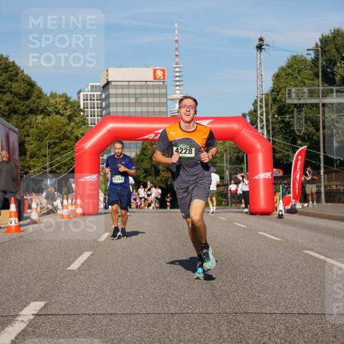 07.09.2025 - BARMER Alsterlauf Yannick Fuchs http://msf.ph/oto/8756815 07.09.2025 09:38:25 Laufen 5344, 4228 meine-sportfotos.de