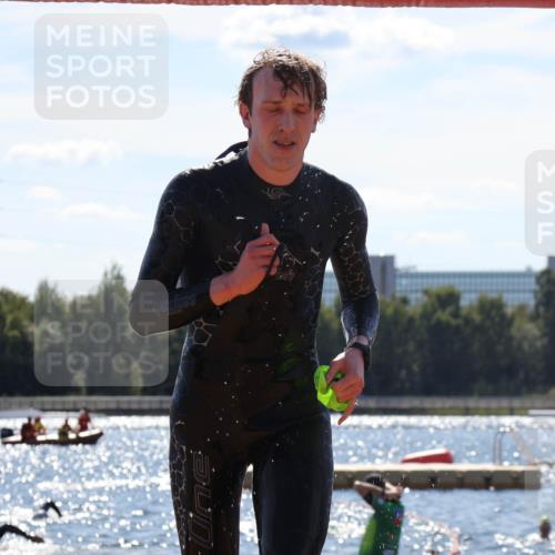 07.09.2025 - 19. Norderstedt Triathlon Luisa Fischer http://msf.ph/oto/8758130 07.09.2025 13:35:36 Schwimmen 1013, 1025 meine-sportfotos.de