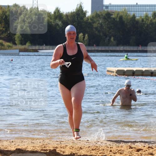 07.09.2025 - 19. Norderstedt Triathlon Luisa Fischer http://msf.ph/oto/8758377 07.09.2025 11:50:03 Schwimmen 757, 762 meine-sportfotos.de