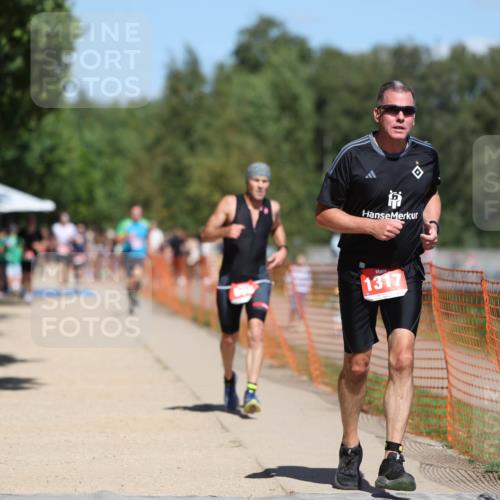 07.09.2025 - 19. Norderstedt Triathlon Michael Strokosch http://msf.ph/oto/8762416 07.09.2025 13:18:17 Laufen 698, 1317 meine-sportfotos.de