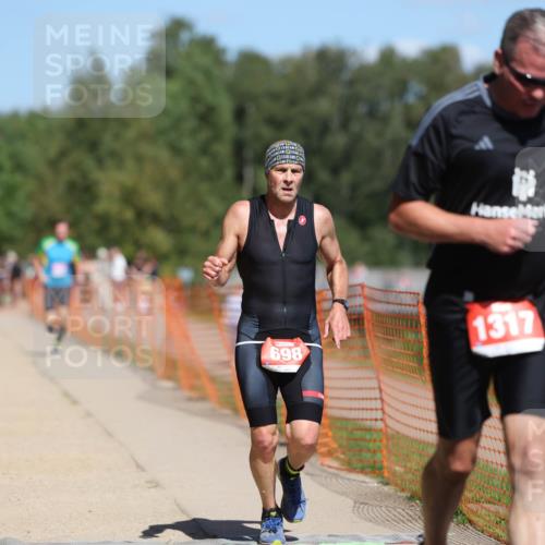 07.09.2025 - 19. Norderstedt Triathlon Michael Strokosch http://msf.ph/oto/8762466 07.09.2025 13:18:19 Laufen 698, 1317 meine-sportfotos.de