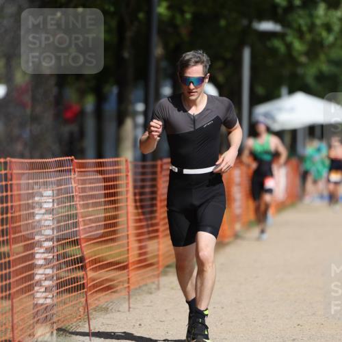 07.09.2025 - 19. Norderstedt Triathlon Michael Strokosch http://msf.ph/oto/8762832 07.09.2025 12:09:33 Laufen 859, 1383 meine-sportfotos.de