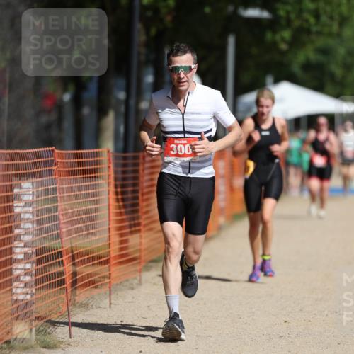 07.09.2025 - 19. Norderstedt Triathlon Michael Strokosch http://msf.ph/oto/8763710 07.09.2025 12:10:47 Laufen 300, 1155 meine-sportfotos.de