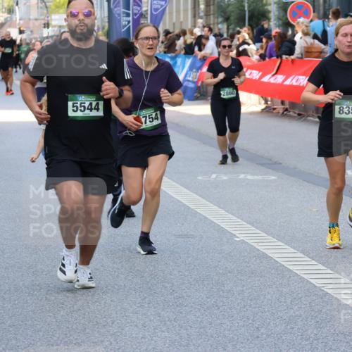07.09.2025 - BARMER Alsterlauf Strokosch-Dieckow http://msf.ph/oto/8767100 07.09.2025 10:11:27 Ziel 2293, 2772, 2820, 2846, 2847, 2934, 3036, 3126, 3327, 3348, 3349, 3366, 3367, 3393, 3398, 3692, 3783, 3792, 3867, 4045, 4193, 4376, 4415, 4491, 4970, 5214, 5418, 5448, 5649, 5650, 5758, 5760, 6008, 6124, 6130, 6144, 6180, 8038, 8039, 8126, 8264 meine-sportfotos.de