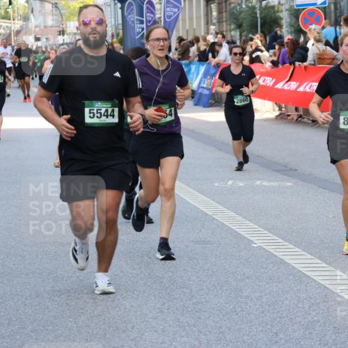 07.09.2025 - BARMER Alsterlauf Strokosch-Dieckow http://msf.ph/oto/8767117 07.09.2025 10:11:27 Ziel 2293, 2772, 2820, 2846, 2847, 2934, 3036, 3126, 3327, 3348, 3349, 3366, 3367, 3393, 3398, 3692, 3783, 3792, 3867, 4045, 4193, 4376, 4415, 4491, 4970, 5214, 5418, 5448, 5649, 5650, 5758, 5760, 6008, 6124, 6130, 6144, 6180, 8038, 8039, 8126, 8264 meine-sportfotos.de