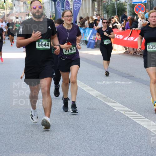 07.09.2025 - BARMER Alsterlauf Strokosch-Dieckow http://msf.ph/oto/8767148 07.09.2025 10:11:27 Ziel 2293, 2772, 2820, 2846, 2847, 2934, 3036, 3126, 3327, 3348, 3349, 3366, 3367, 3393, 3398, 3692, 3783, 3792, 3867, 4045, 4193, 4376, 4415, 4491, 4970, 5214, 5418, 5448, 5649, 5650, 5758, 5760, 6008, 6124, 6130, 6144, 6180, 8038, 8039, 8126, 8264 meine-sportfotos.de