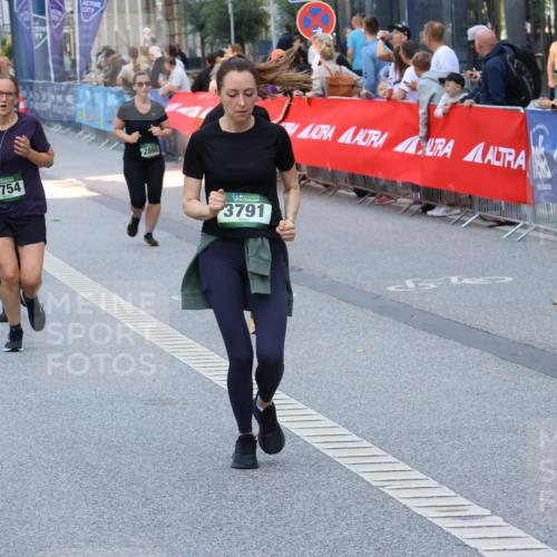 07.09.2025 - BARMER Alsterlauf Strokosch-Dieckow http://msf.ph/oto/8767180 07.09.2025 10:11:25 Ziel 2293, 2772, 2820, 2846, 2847, 2934, 3036, 3126, 3327, 3348, 3349, 3366, 3367, 3393, 3398, 3692, 3783, 3792, 3867, 4045, 4376, 4415, 4491, 4970, 5214, 5418, 5448, 5649, 5650, 5758, 5760, 6008, 6124, 6130, 6144, 6180, 8038, 8039, 8126, 8264 meine-sportfotos.de