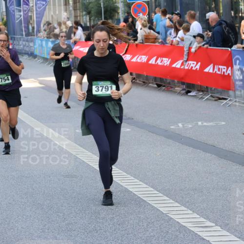 07.09.2025 - BARMER Alsterlauf Strokosch-Dieckow http://msf.ph/oto/8767192 07.09.2025 10:11:25 Ziel 2293, 2772, 2820, 2846, 2847, 2934, 3036, 3126, 3327, 3348, 3349, 3366, 3367, 3393, 3398, 3692, 3783, 3792, 3867, 4045, 4376, 4415, 4491, 4970, 5214, 5418, 5448, 5649, 5650, 5758, 5760, 6008, 6124, 6130, 6144, 6180, 8038, 8039, 8126, 8264 meine-sportfotos.de