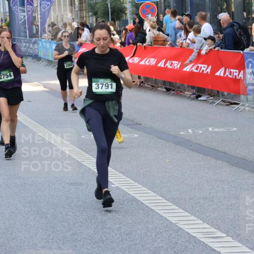 07.09.2025 - BARMER Alsterlauf Strokosch-Dieckow http://msf.ph/oto/8767213 07.09.2025 10:11:25 Ziel 2293, 2772, 2820, 2846, 2847, 2934, 3036, 3126, 3327, 3348, 3349, 3366, 3367, 3393, 3398, 3692, 3783, 3792, 3867, 4045, 4376, 4415, 4491, 4970, 5214, 5418, 5448, 5649, 5650, 5758, 5760, 6008, 6124, 6130, 6144, 6180, 8038, 8039, 8126, 8264 meine-sportfotos.de
