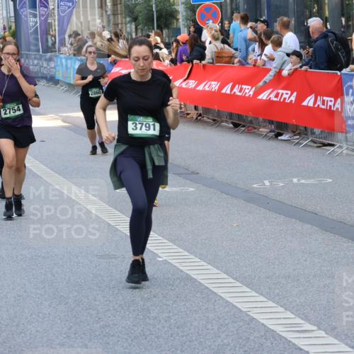 07.09.2025 - BARMER Alsterlauf Strokosch-Dieckow http://msf.ph/oto/8767225 07.09.2025 10:11:25 Ziel 2293, 2772, 2820, 2846, 2847, 2934, 3036, 3126, 3327, 3348, 3349, 3366, 3367, 3393, 3398, 3692, 3783, 3792, 3867, 4045, 4376, 4415, 4491, 4970, 5214, 5418, 5448, 5649, 5650, 5758, 5760, 6008, 6124, 6130, 6144, 6180, 8038, 8039, 8126, 8264 meine-sportfotos.de