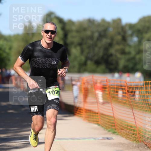 07.09.2025 - 19. Norderstedt Triathlon Michael Strokosch http://msf.ph/oto/8767564 07.09.2025 15:19:02 Laufen 417, 1020, 1026 meine-sportfotos.de