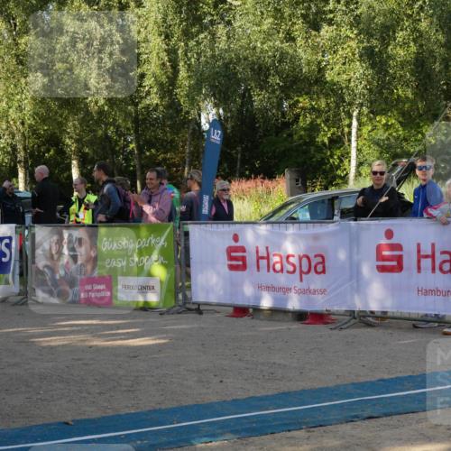 07.09.2025 - 19. Norderstedt Triathlon Zöllner http://msf.ph/oto/8768666 07.09.2025 09:45:57 Ziel 594, 595, 604 meine-sportfotos.de