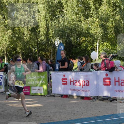 07.09.2025 - 19. Norderstedt Triathlon Zöllner http://msf.ph/oto/8768825 07.09.2025 09:48:03 Ziel 587, 591 meine-sportfotos.de